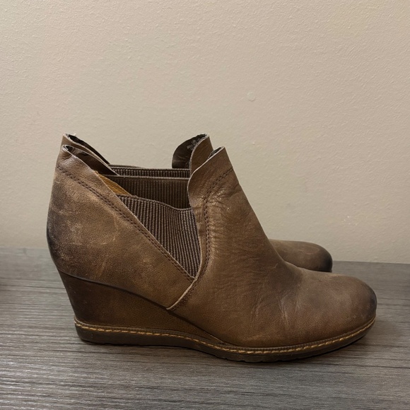 Earth Leather Wedge Booties‎ in Catrmount Brown Size 10B - Picture 5 of 8